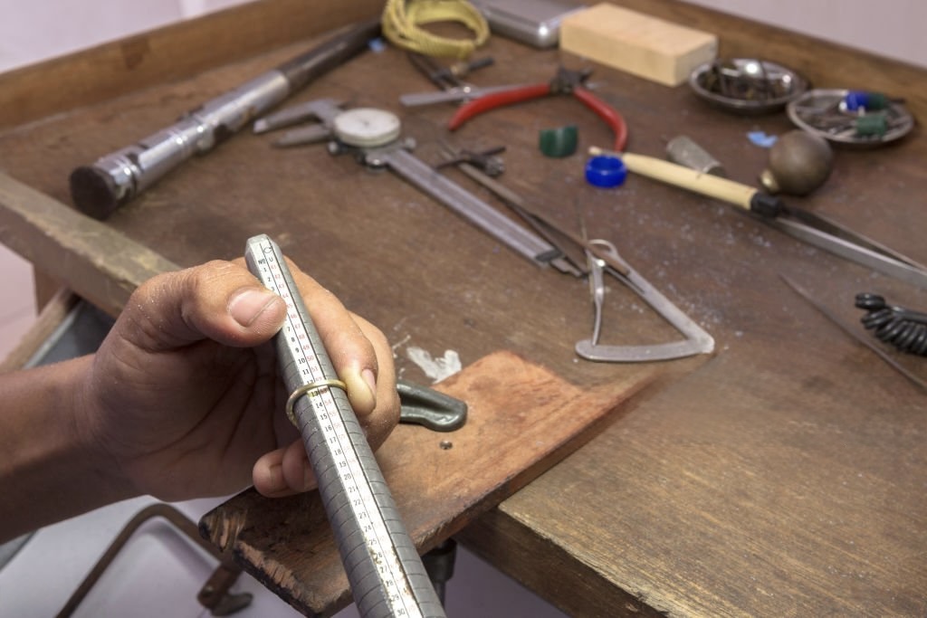 Mesure du diamètre intérieur d'une bague à l'aide d'un baguier