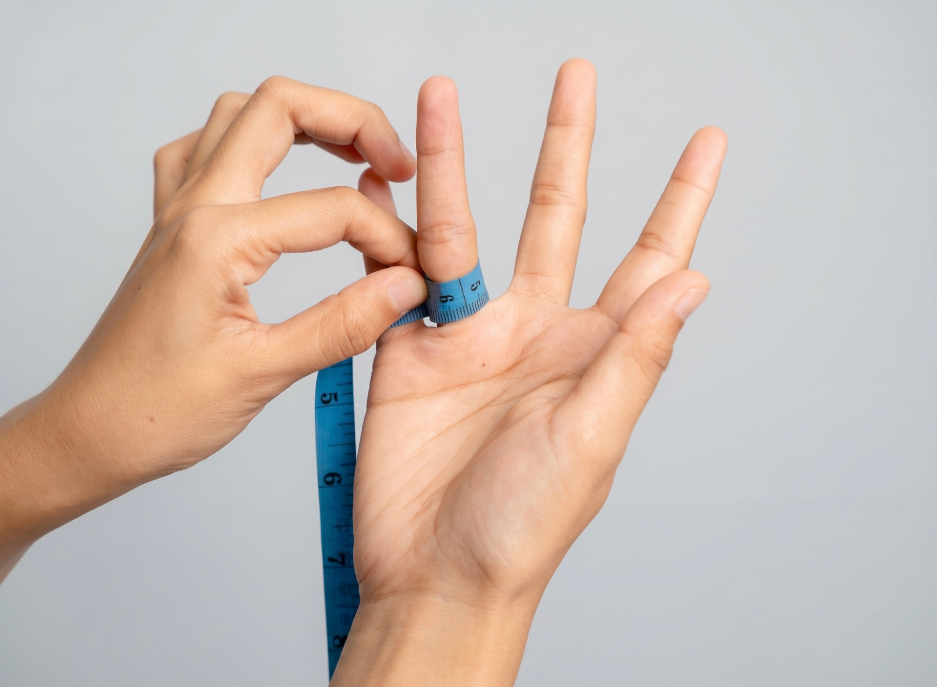 Mesure d'un doigt avec un ruban souple pour déterminer la taille de bague