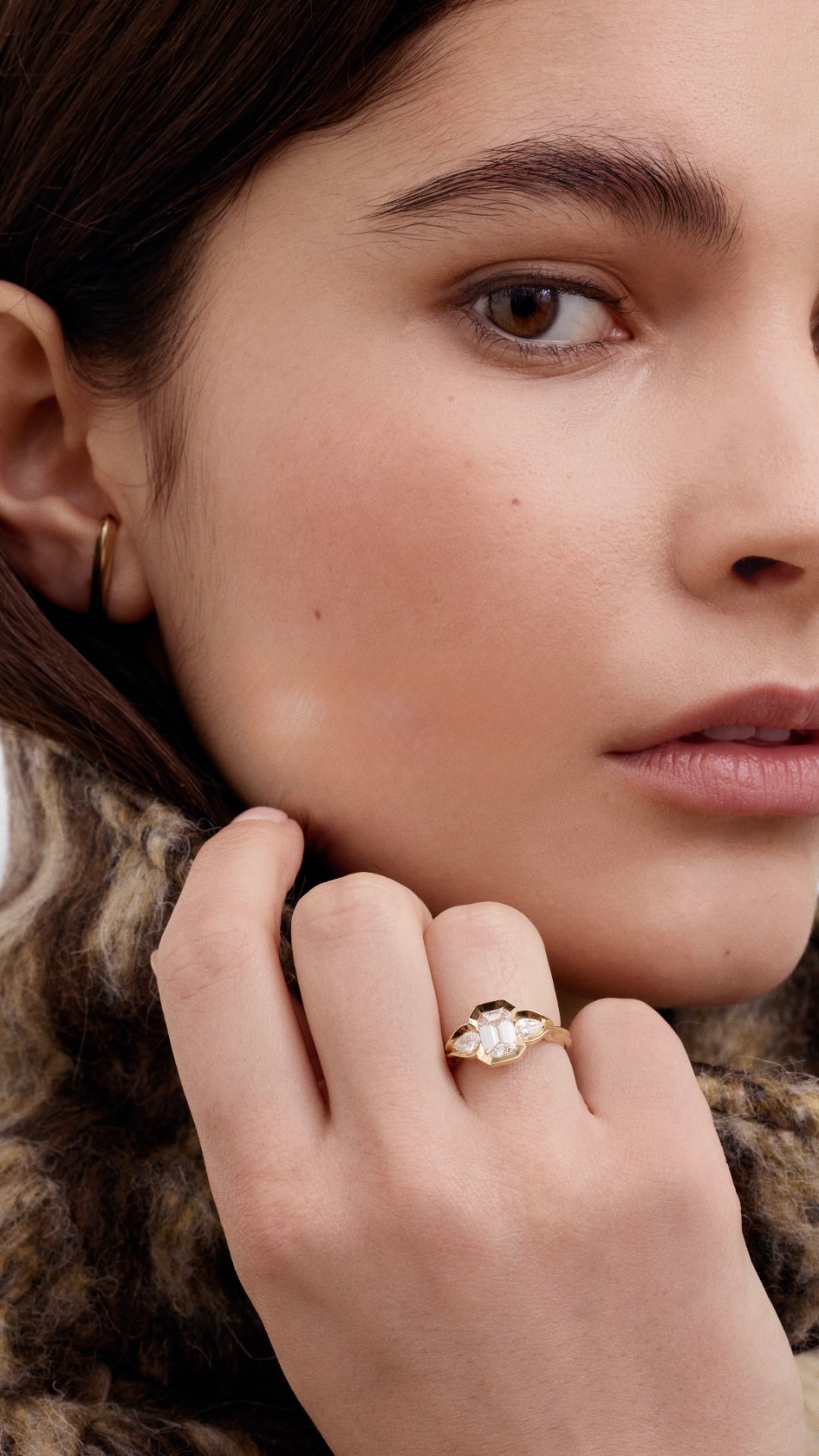 Main portant une bague Richissime en or et diamant