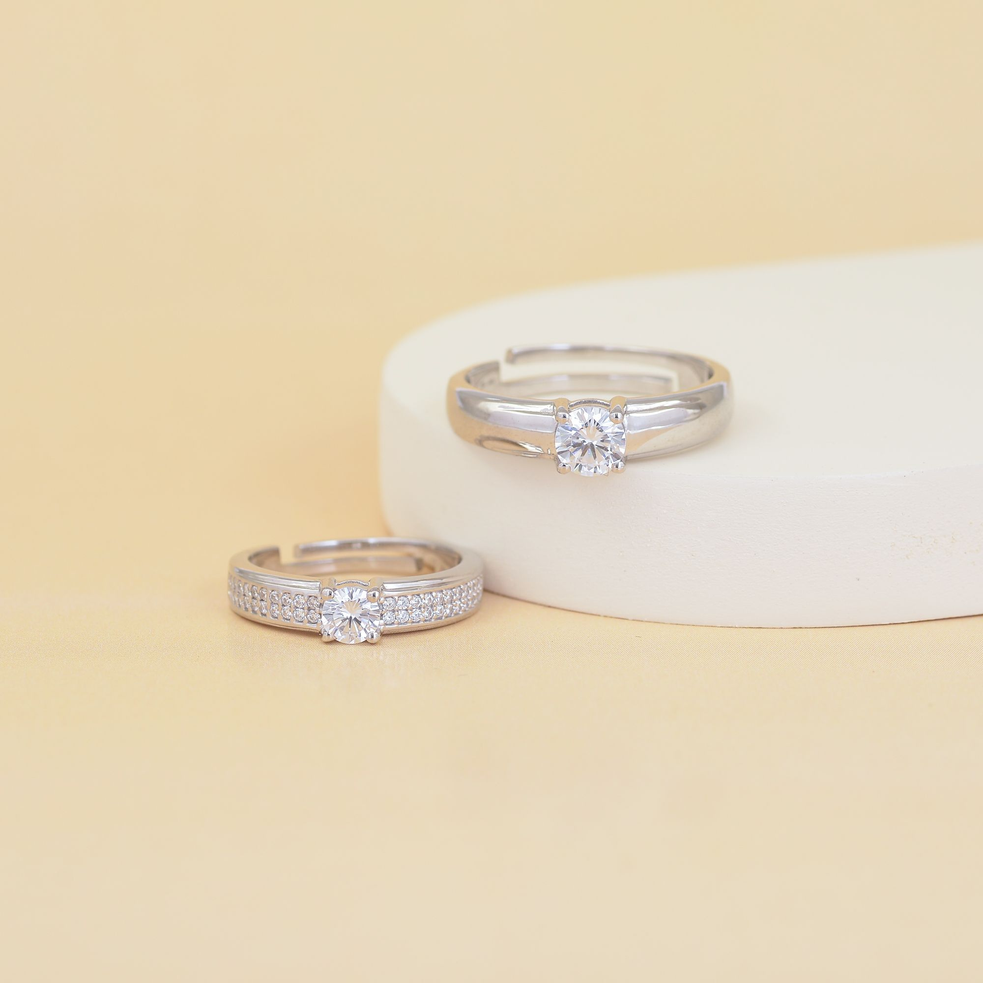 Deux bagues Richissime en or et diamant sur un socle élégant